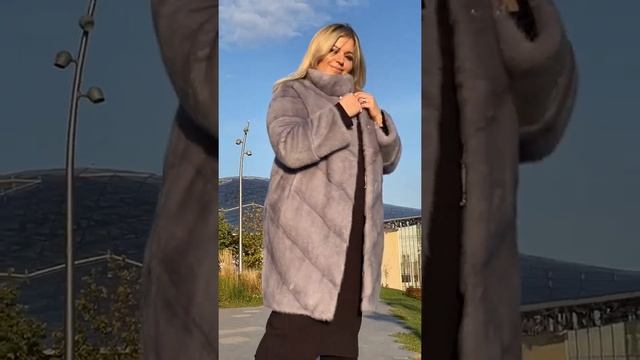 Шуба норковая, мех канадский, Модель «Кокон», воротник стойка, цвет голубой смотреть онлайн