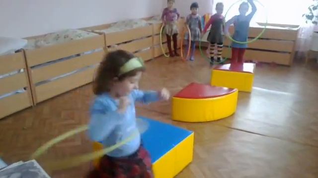Дети придумали эстафету с вращением обруча. смотреть онлайн