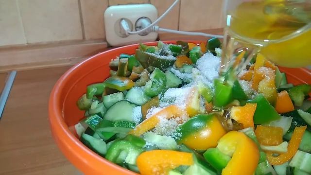 Нежинский салат с огурцами и томатами. смотреть онлайн