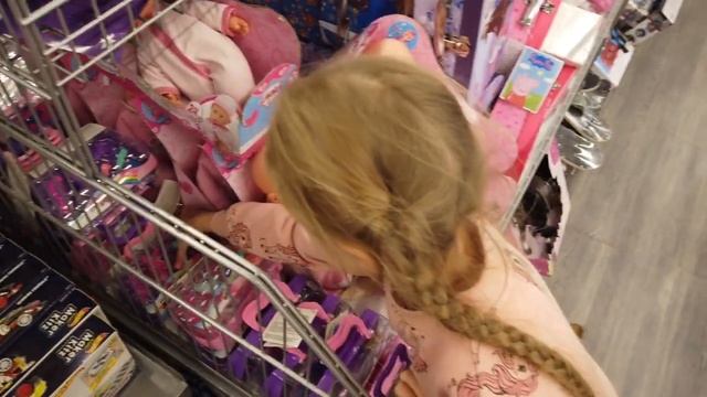 VLOG: Даша начала вязать крючком. Новогодние шары из бисера. Костюм для Деда Мороза. смотреть онлайн