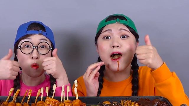 ब्लैक नूडल टीटीओकबोक्की स्पाइसी नूडल्स मुकबंग दोना DONA Mukbang смотреть онлайн
