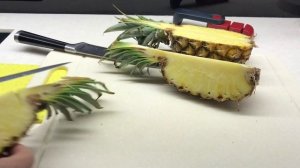 Как порезать ананас и красиво подать на стол