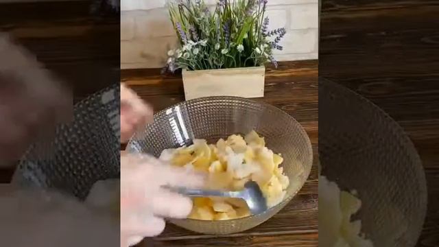 Пироги с копченым лососем и сметаной