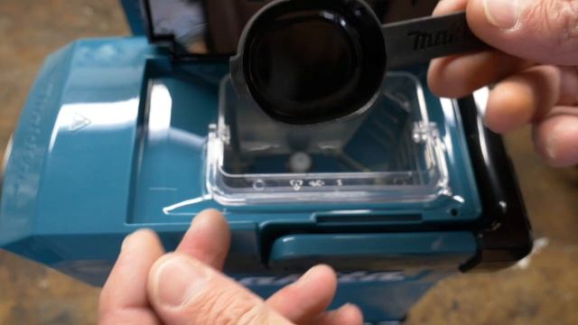 Auf einen Kaffee mit der Makita DCM501 Kaffeemaschine смотреть онлайн