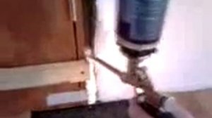 Как запенить проем двери