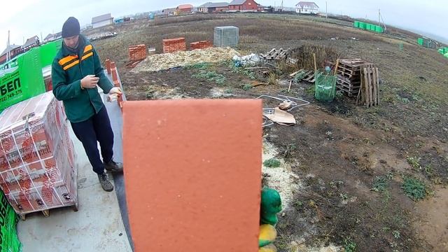 ЧТО ДЕЛАЮТ КАМЕНЩИКИ В ПЕРВЫЙ ДЕНЬ НА НОВОМ ОБЪЕКТЕ?ПЛОХИЕ НОВОСТИ!ГИДРОИЗОЛЯЦИЯ!РАСКЛАДКА КИРПИЧА! смотреть онлайн