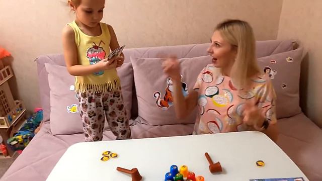 Лера с мамой играют "ОХОТА НА КРОТОВ" Папа приготовил игру...Кто же победит??????? смотреть онлайн