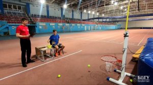 8) Бросок теннисного мяча в корзину на полу