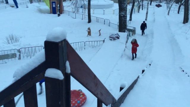 Дети катаются на горке. смотреть онлайн