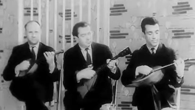 Балалайка Ансамбль Во горнице , во новой . смотреть онлайн