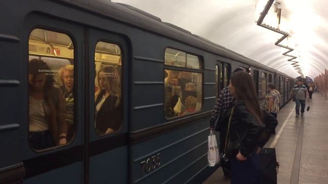Метропоезд 81-710 на станции Баррикадная смотреть онлайн