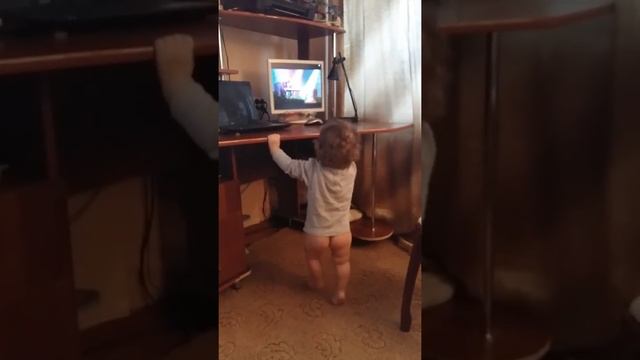 ТАНЦЫ!ПРИКОЛ!ДЕВЧУЛЯ ЖЖЕТ!!!!!!! смотреть онлайн