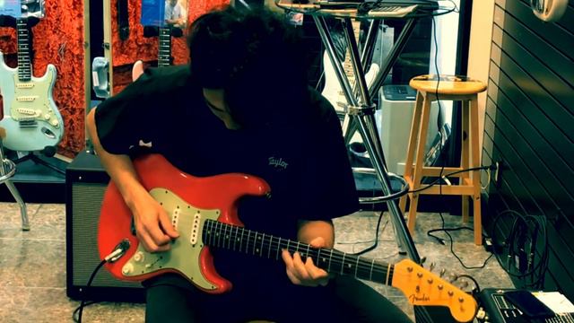 Fender Custom Shop 62 63 Stratocaster Journyman Relic Aged Fiesta Red смотреть онлайн