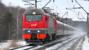 ЭП2К-004 со скорым поездом Казань — Новый Уренгой и приветливым помощником