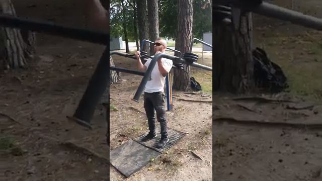 Подъём на бицепс в уличном тренажёре