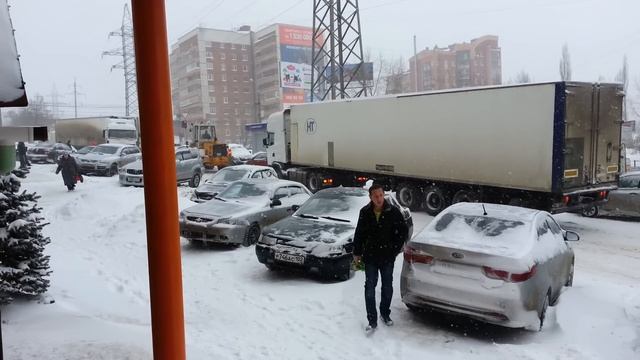 Бульдозер тащит фуру. Уфа. Гурьевка 17.01.14. Осторожно мат. 18+ смотреть онлайн