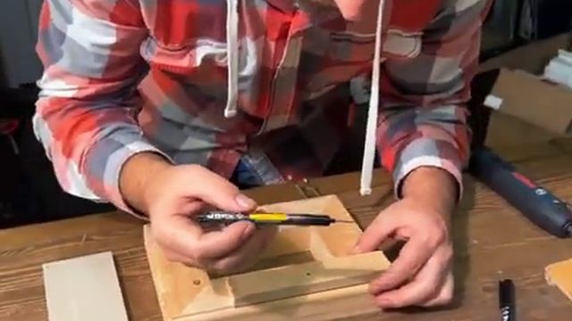 Чёрный перманентный маркер для отверстий Зубр 06328-2.