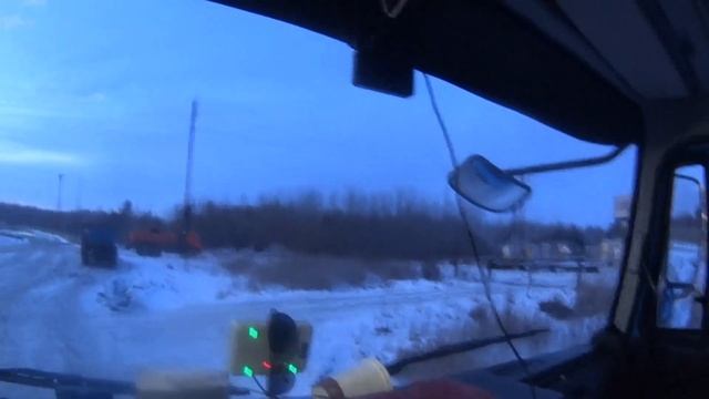 Движок показал кулак дружбы.Хана МАЗайке смотреть онлайн
