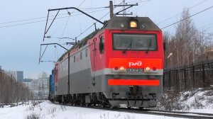 2ЭС6-430 "Синара" с грузовым поездом и приветливой бригадой