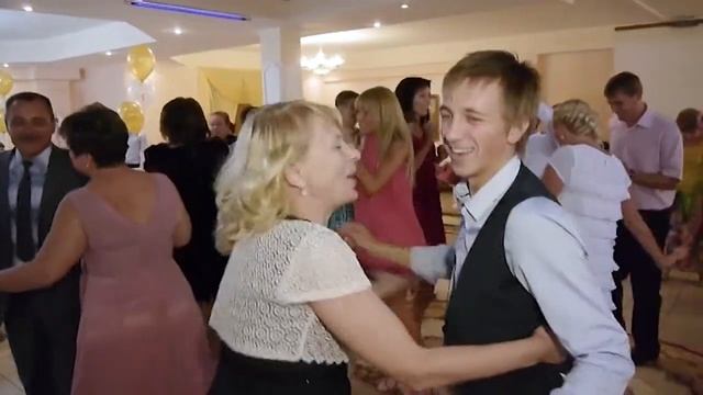Молодёжь против старшего поколения, танцы на свадьбе смотреть онлайн