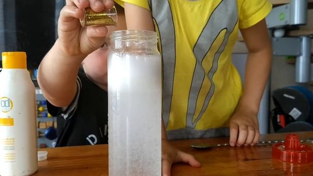 Опыты с детьми: Банка с блёстками. смотреть онлайн