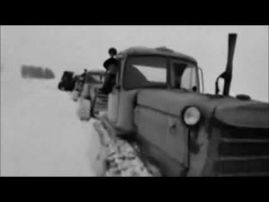 Как в советские времена в совхозах зимой солому с полей вывозили на тракторе ДТ-75. АРХИВЫ СССР.