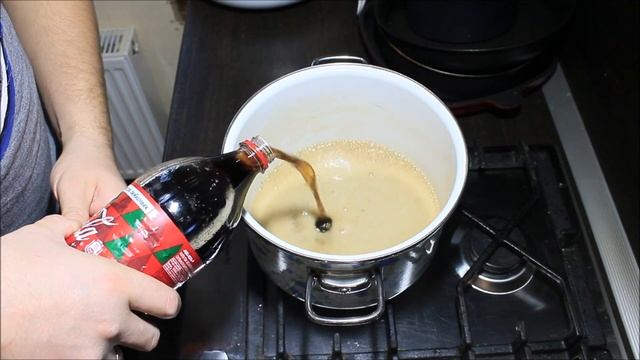 Лайфак. Справится ли Кока-Кола с пригоревшей кастрюлей. смотреть онлайн