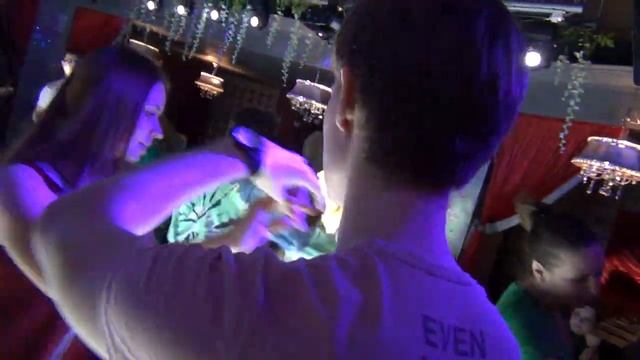 Lady Gaga, Bradley Cooper- Shallow бачата в "Игуане" на вечеринке "День Удачи" 17.03.2019 смотреть онлайн