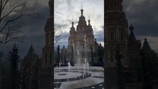 Петергоф. Поющий Фонтан у собора и Дворца ЗАГС. Спешите увидеть и услышать каждый час по 15 мин. смотреть онлайн