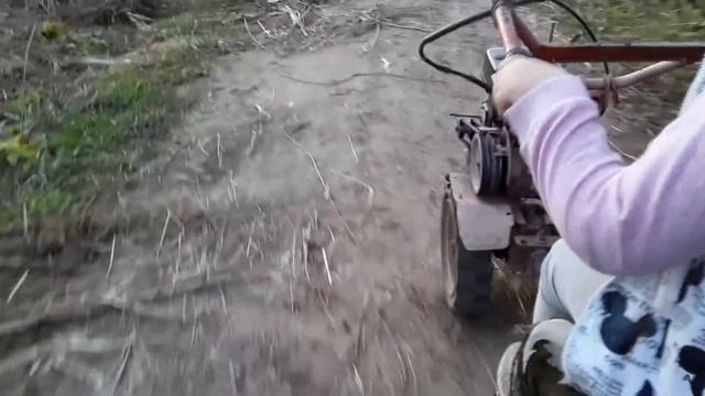 Моя сестра учится ездить на мотоблоке смотреть онлайн