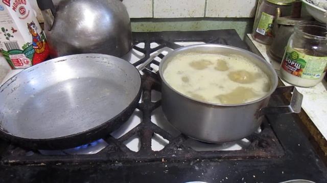 Суп Гороховый из Брикета и жарю Антрекот из куриных грудок. смотреть онлайн