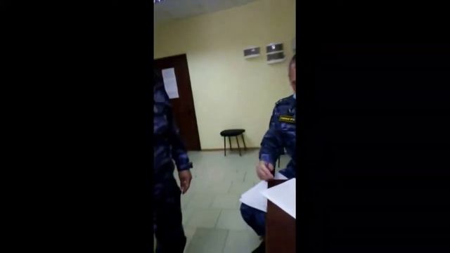 ЧЕЛОВЕК И ПРИСТАВЫ смотреть онлайн