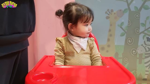 [SUB] 엄청 넓은 키즈풀빌라에 간 23개월 수다쟁이 루다! 😲 смотреть онлайн