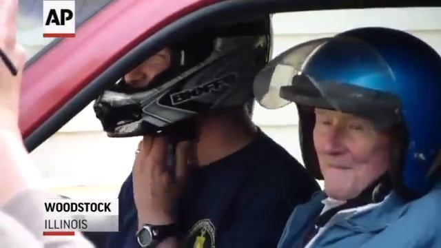 91-летний дедушка въехал в дверь гаража, потому что всегда хотел это сделать смотреть онлайн