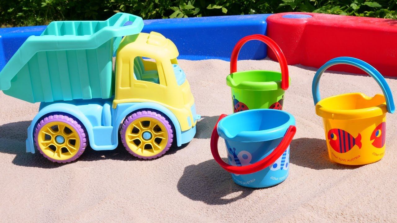 Песочница для малышей — Яркие большие машинки, ведерки и игры в песке — Строим песочницу! смотреть онлайн