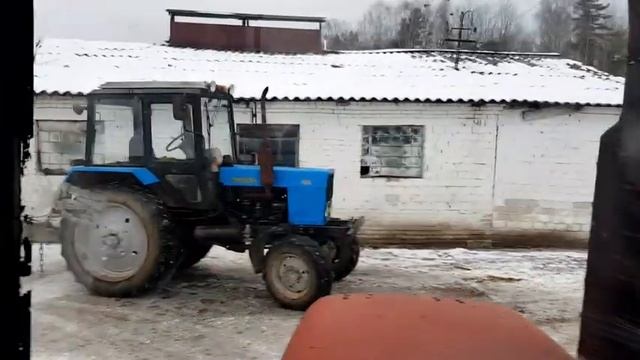 Утеплитель для МТЗ, завозим травяной и кукурузный силос. РАБОЧИЕ БУДНИ В КФХ. декабрь 2020 смотреть онлайн