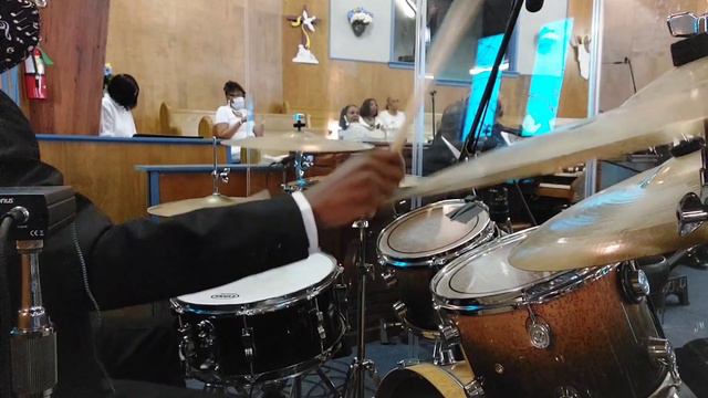 Playing I Can Go to the Rock by Chicago Mass Choir on Drums Feat. St. Mary B.C. Choir смотреть онлайн