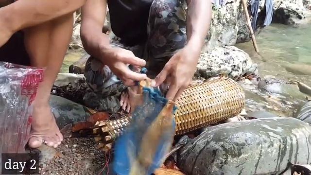RIVER FISHING IN THE PHILIPINES|RIVER TRAP FISHING Buhay Probinsya Bamboo Fish Trap River