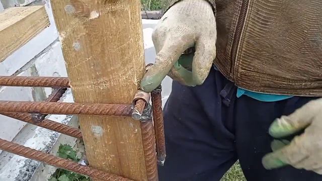 Компактные и легкие строительные леса своими руками. Нужна только арматура и две доски! смотреть онлайн