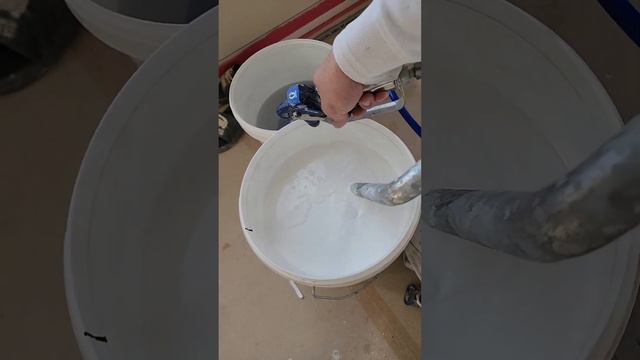 Покраска потолка. Закипание краски. #graco395 #безвоздушнаяпокраска #paintsprayer смотреть онлайн