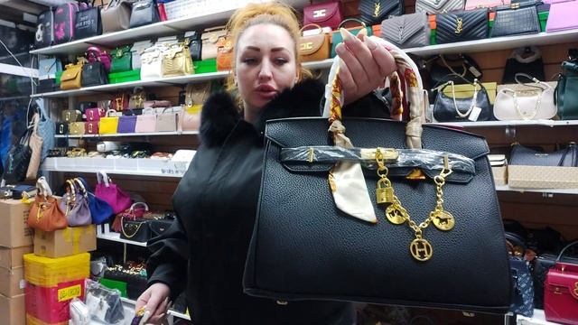 КОГДА ИХ ЗАПУСТИЛИ НА СУМКИ МНОГО СУМОК НЕ БЫВАЕТ ВСЕ СУМКИ ПО ОПТУ РЫНОК МОСКВА смотреть онлайн