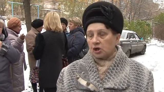 Жители одного из домов на улице Аносова сами ремонтируют кровлю смотреть онлайн
