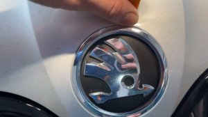 Снятие и замена значка (эмблемы) Шкода Октавия А7