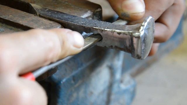 Крутой молоток из ж/д костыля. Зачем покупать, если можно сделать самому. смотреть онлайн