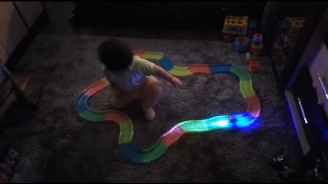 Миша с новой игрушкой "Магический трек". Забавные гонки шустрой машинки и полуторагодовалого малыша смотреть онлайн