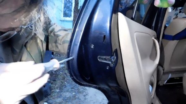 Mercedes-Benz M-klasse I (W163) Ремонт задней левой ручки двери