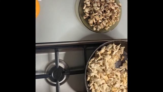 Филе курицы с шампиньонами в сливочном соусе смотреть онлайн