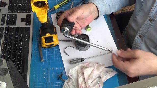 Как снять патрон на дрели Dewalt DCD701D2-QW смотреть онлайн