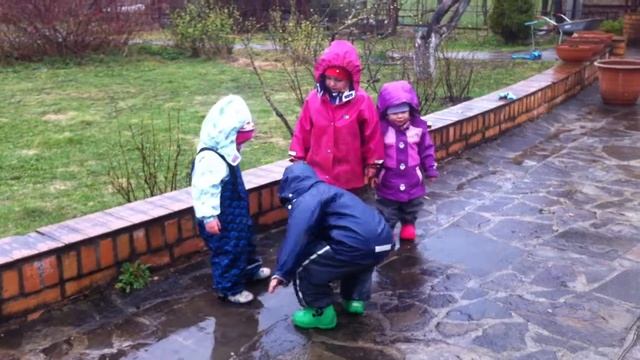 Прогулка под дождем. Частный детский сад в Чехове. смотреть онлайн