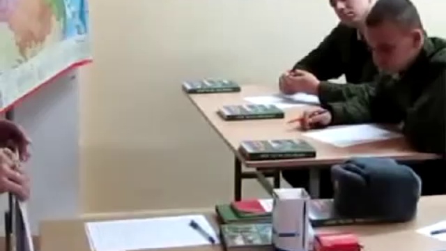 Психолог общается с молодыми солдатами смотреть онлайн